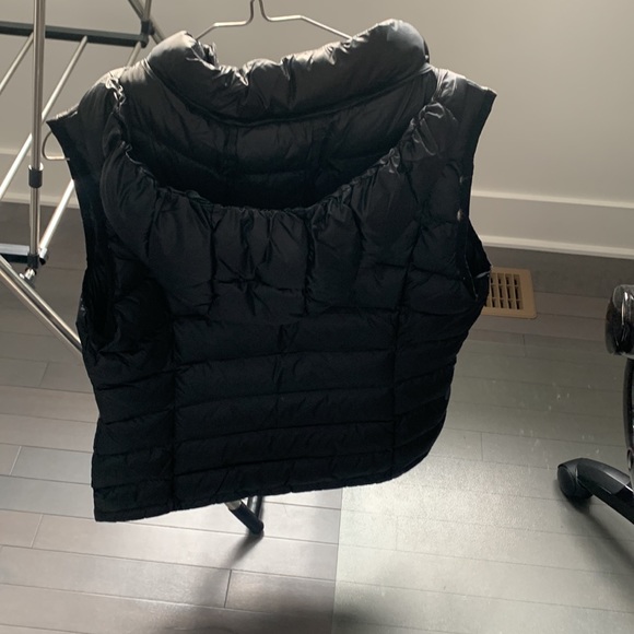 Women’s puffer vest with hood NWT - Picture 5 of 5